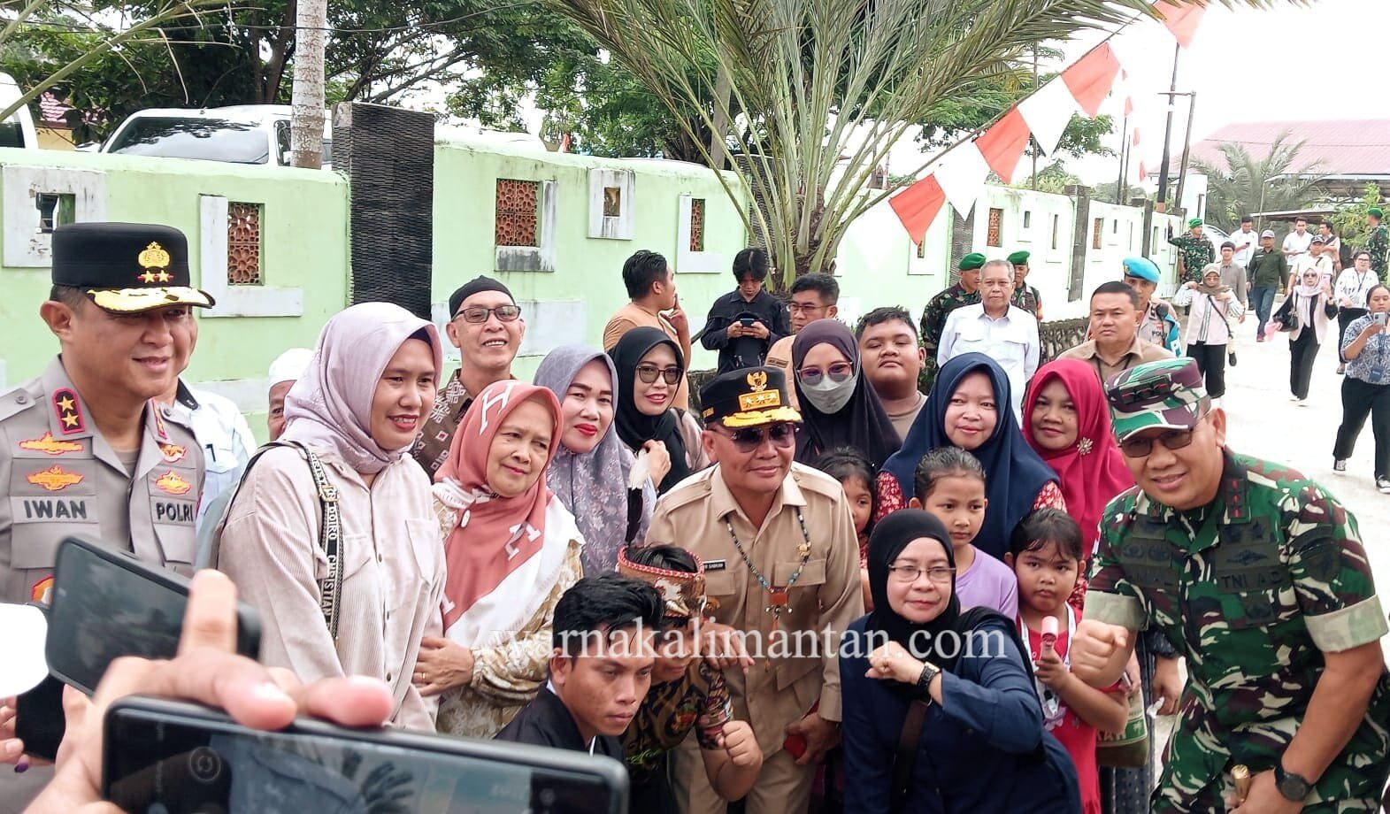 Berita PSU Barito Utara Kondusif, Gubernur Agustiar Sabran dan Para Jenderal Beri Imbauan Ke TPS Dari Helikopter - Kalimantan Tengah