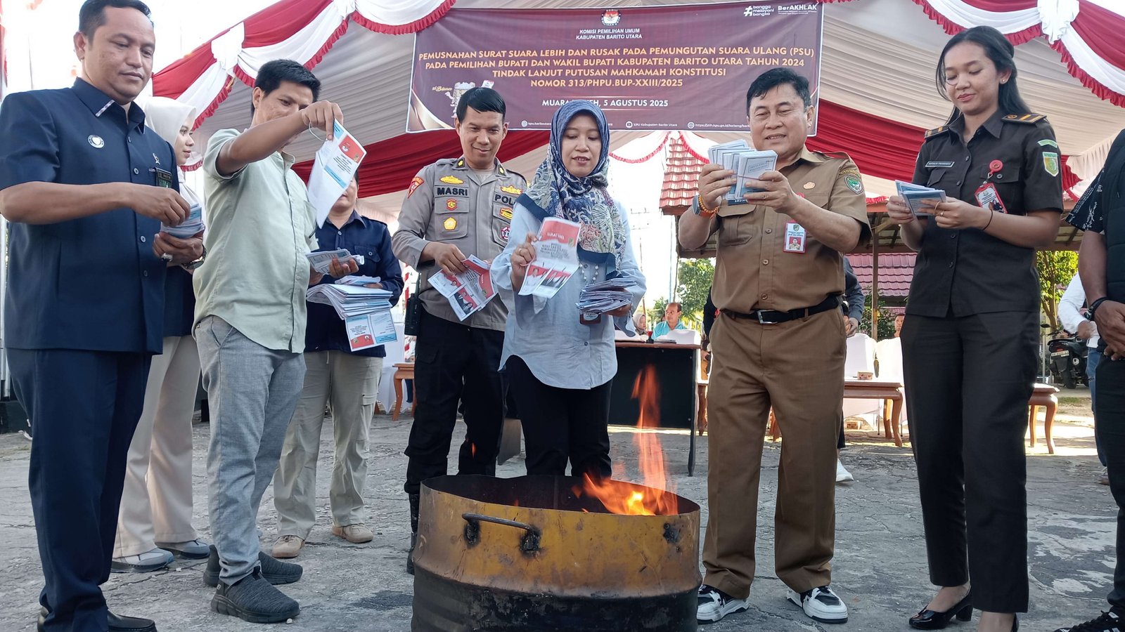 Berita Kertas Suara PSU Kelebihan dan Rusak Dimusnahkan Secara Terbuka KPU Barito Utara - Kalimantan Tengah