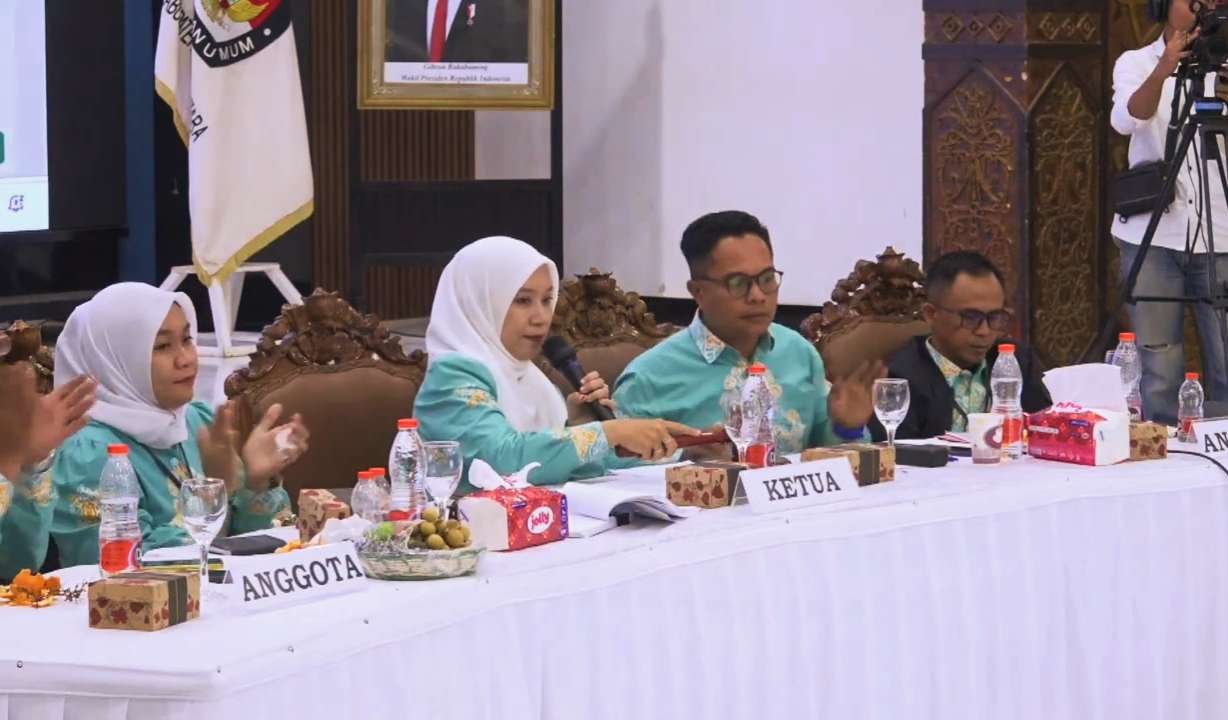 Ketua KPU Barito Utara Ketuk Palu Rapat Pleno Rekapitulasi Tingkat Kabupaten, Shalahuddin - Felix Unggul 3411 Suara, Surat Suara Tak Terpakai Signifikan